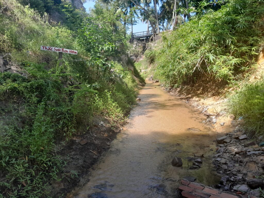 A sign indicating the distance to the waterfall.